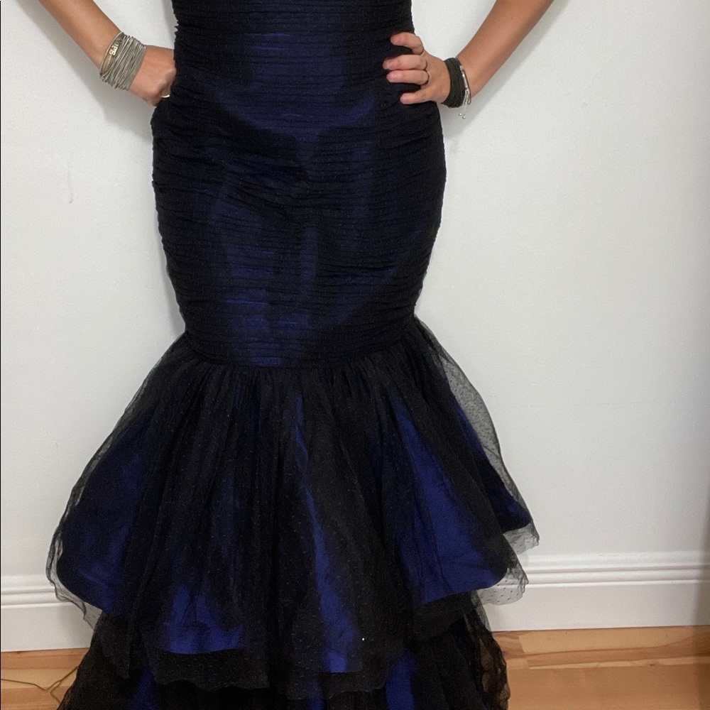 Monique Lhuillier V-Neckline Tiered Trumpet Gown - Picture 12 of 12
